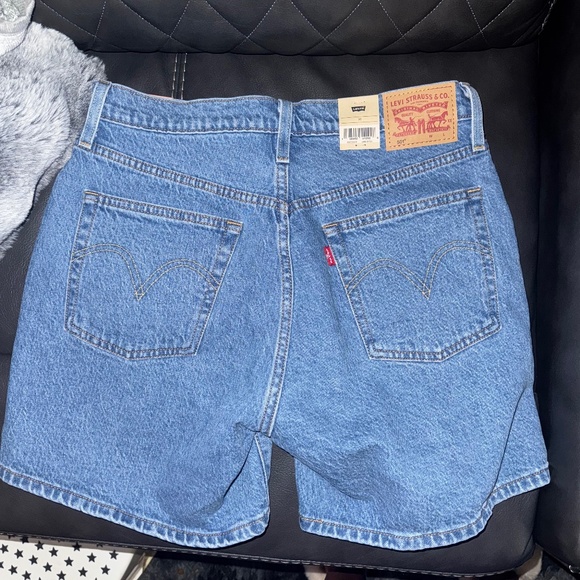 Levi's Women's 501 Mid Thigh Short - Picture 2 of 4